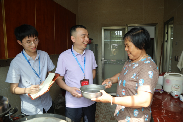 隆昌市圣灯镇纪委督查组在梨园村村民家查看自来水通水情况、检测水质。.png