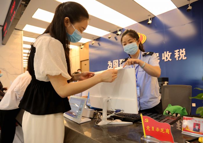 在仁寿县市民服务中心办事窗口工作人员正在热情接待办事群众.jpg