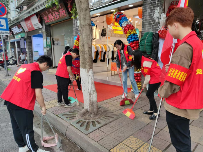 干部职工在张坝社区开展清扫活动