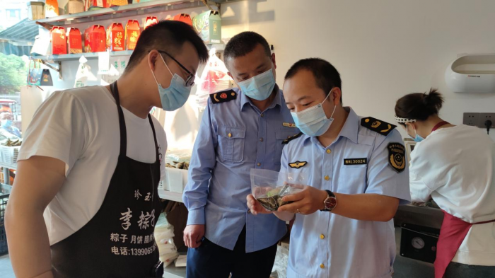 执法人员检查粽子包装情况