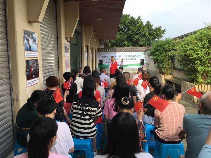 居民认真观看演出.jpg