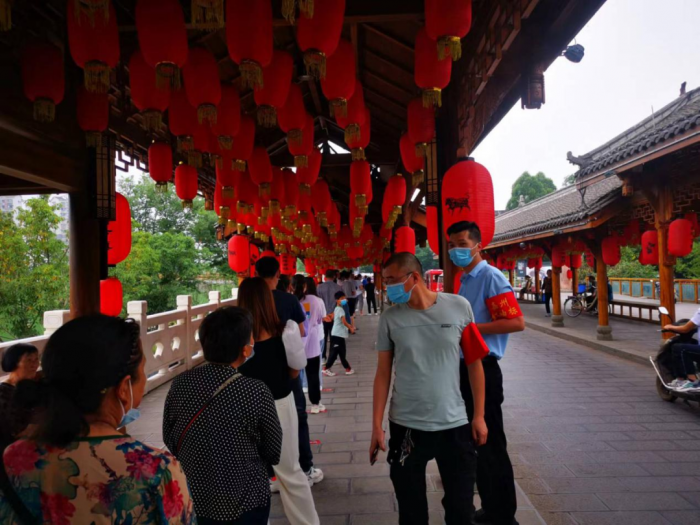执法人员在苏稽古镇维持秩序