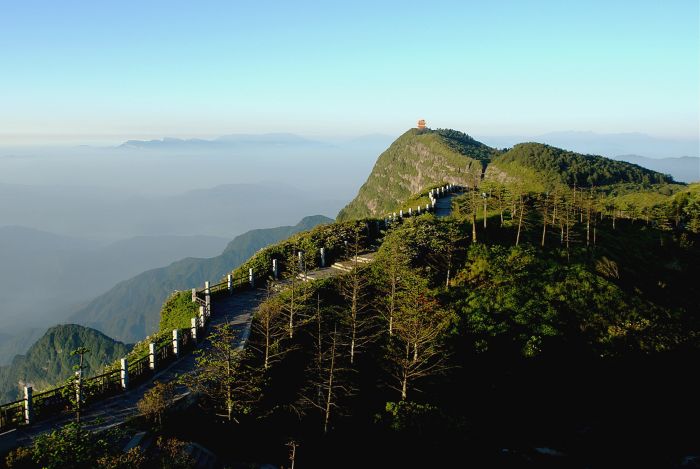 远眺峨眉山图片