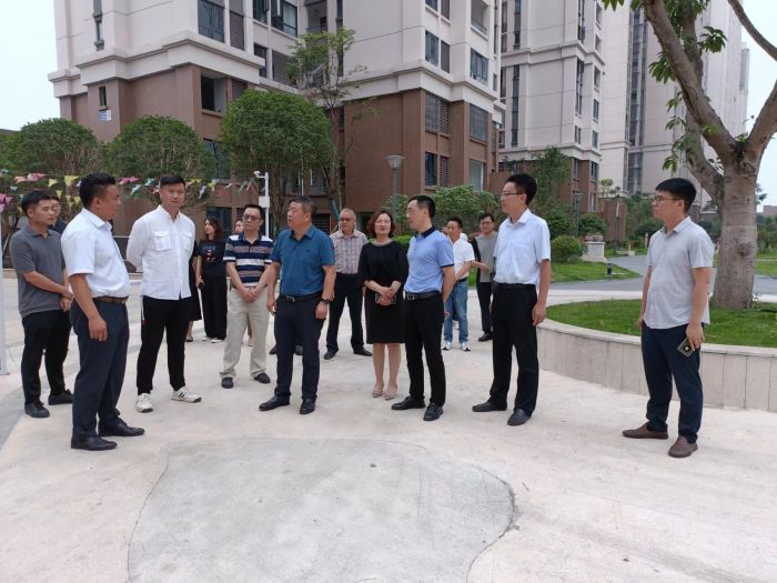 调研组深入“问题楼盘”现场了解群众诉求.jpg