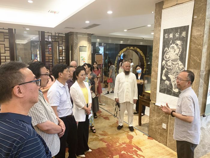 与会领导、专家、年画传承人等参观四川绵竹年画