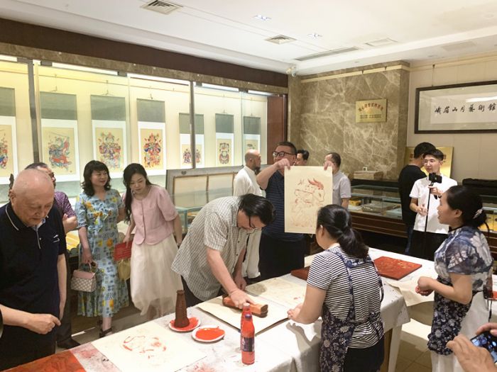 与会领导体验夹江年画制作