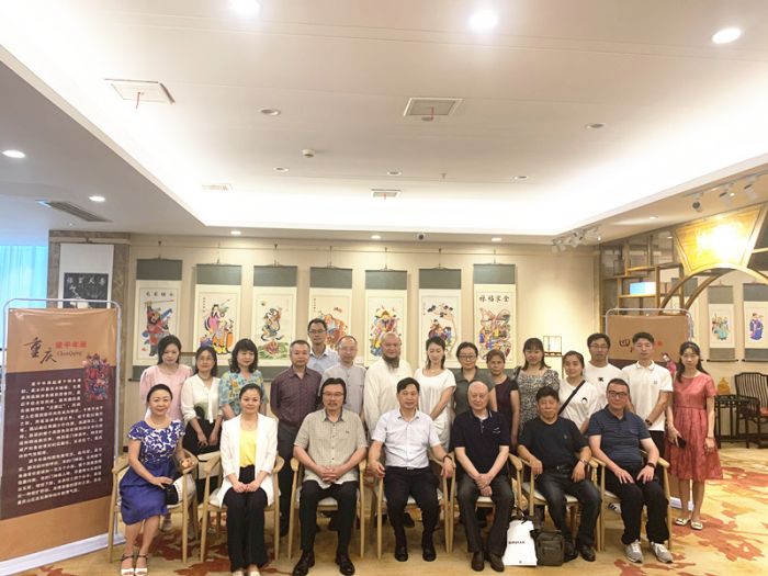 与会领导、专家、年画传承人合影