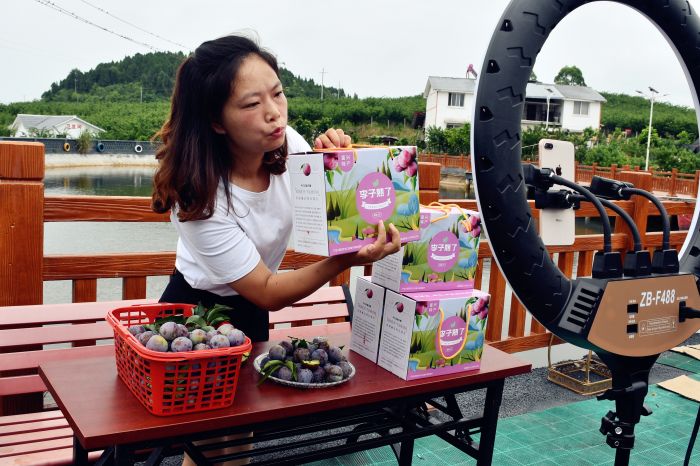 富兴镇辉山村支部书记陈小花在直播实训中卖力介绍农产品.jpg