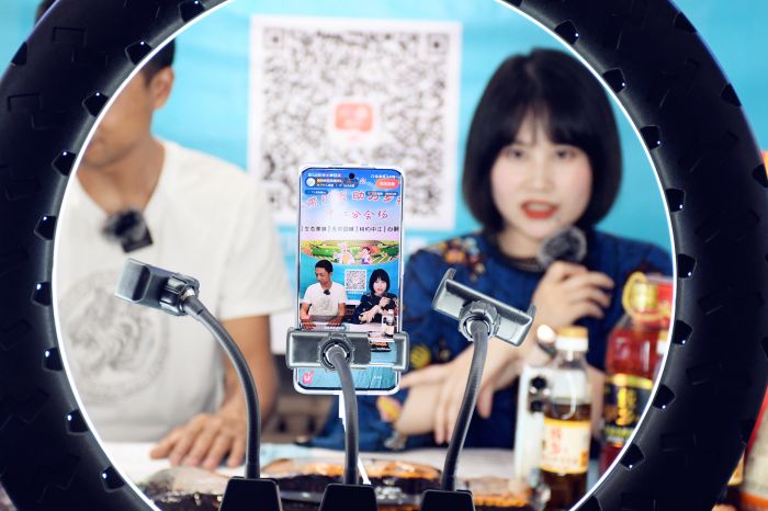 主播面向镜头介绍中江特色农产品.jpg