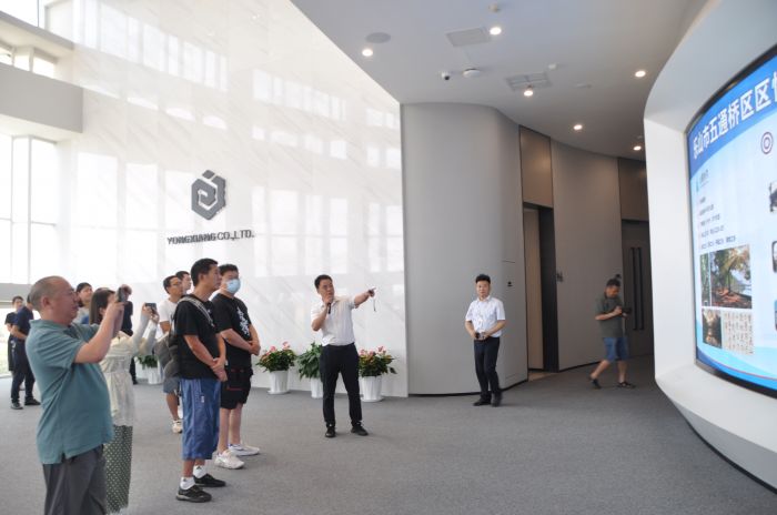 五通桥区副区长蒋承靖正在给大家介绍五通桥区的发展情况