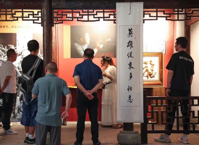 记者们在五通桥区中国根书艺术馆参观