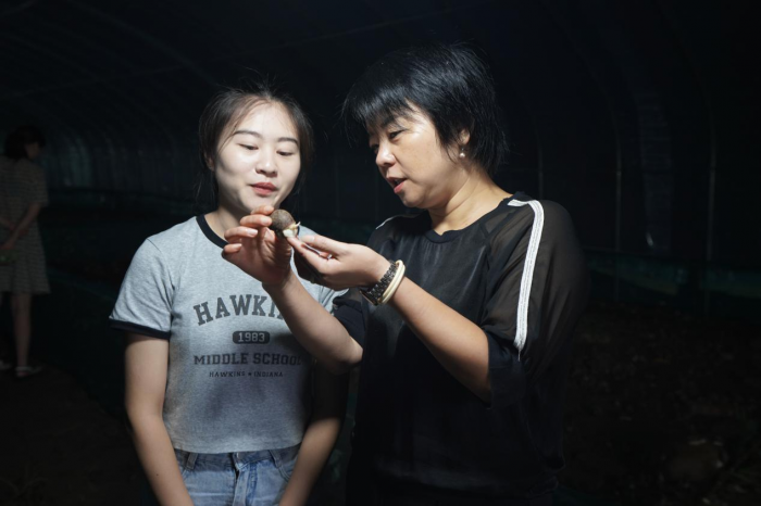 唐丽给应届大学生讲解蜗牛的养殖