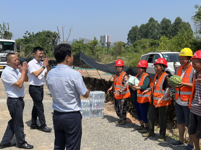 乐山大佛旅投集团党委副书记、总经理康晓明慰问凤洲岛项目一线员工