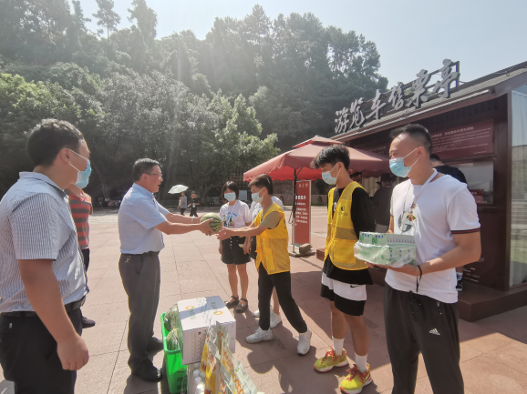 乐山大佛旅投集团党委副书记、工会主席税永康慰问票房、观光车经营点等一线员工