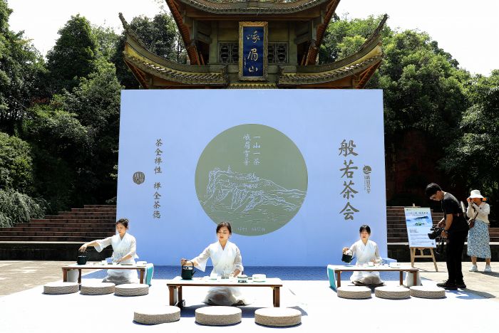 “第一山亭”前