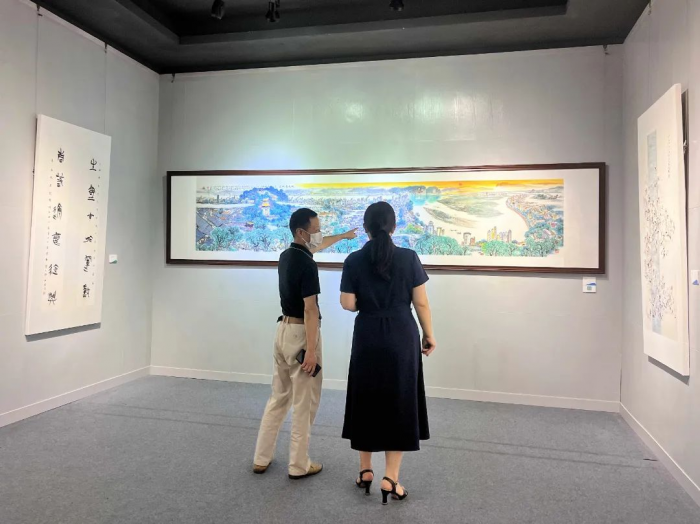 嘉宾观赏巨幅长画《烟火嘉州城》