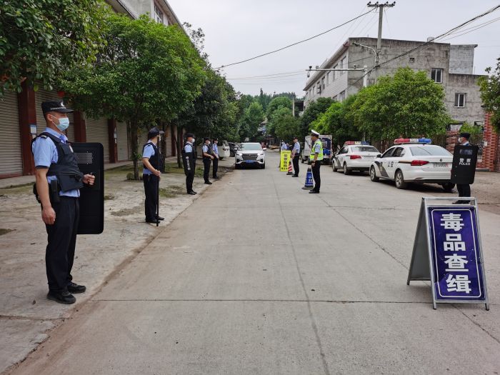 金中交界地两镇警力联合设卡排查过往车辆.jpg