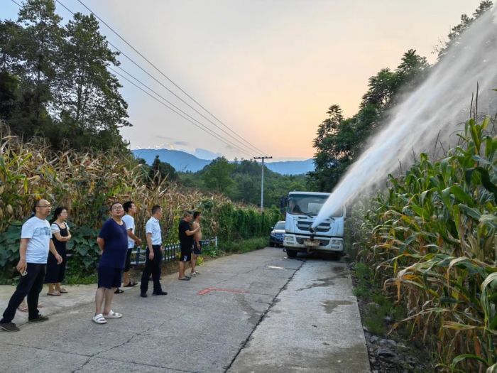 茨竹乡为龙兴村魔芋园区派送水资源