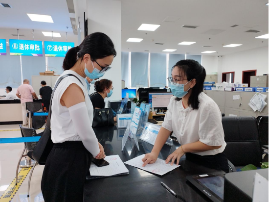 区人社局工作人员为群众答疑解惑.png
