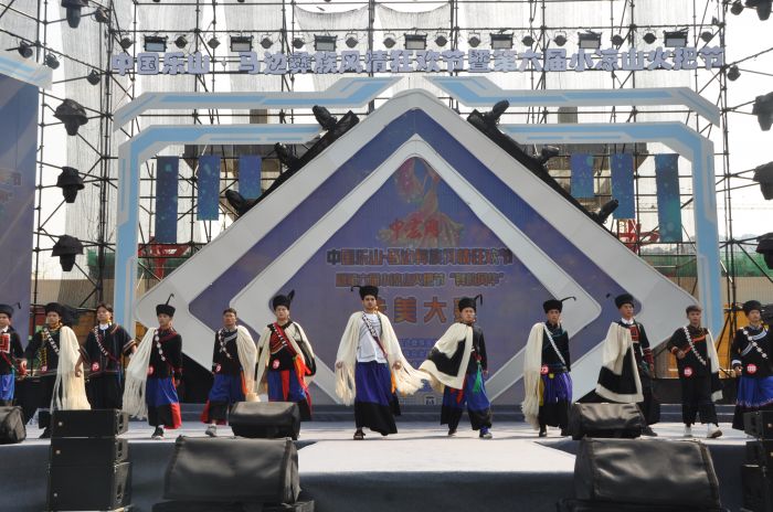 “男神”组走秀表演