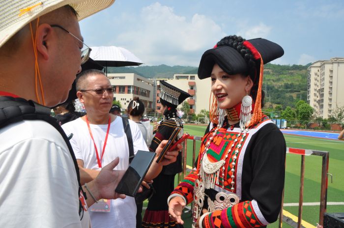 新一届“女神”接受记者采访