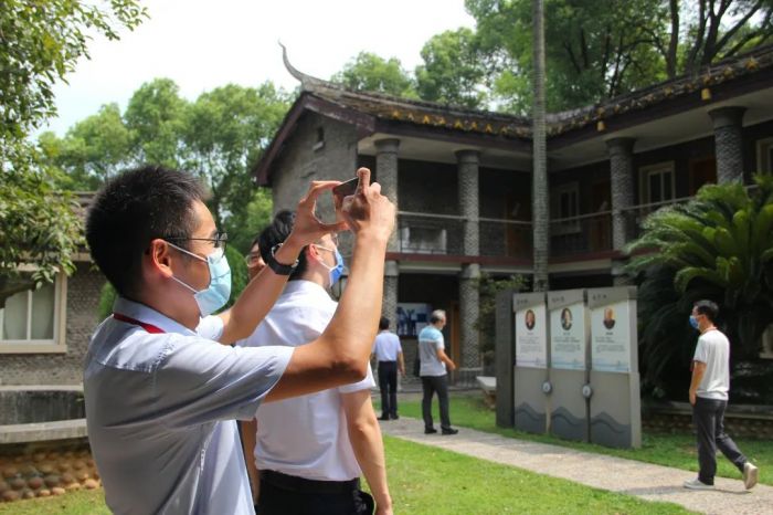 1参观四合院（院部旧址）
