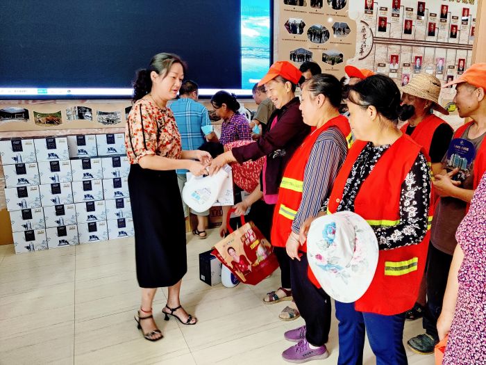 开展送清凉活动.jpg