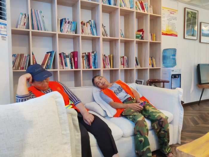 环卫工人在新就业群体户外劳动者服务中心休息.jpg