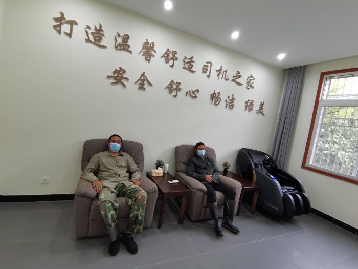 货车司机在休息。.jpg