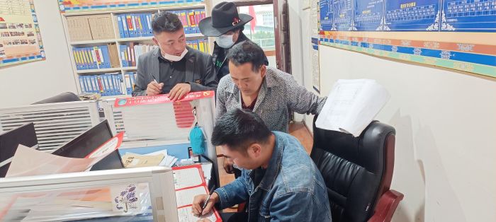 镇、村干部帮助布布办理“雨露计划”手续.jpg