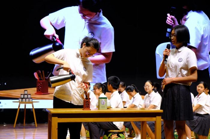 钱塘同学展示龙井茶.jpg