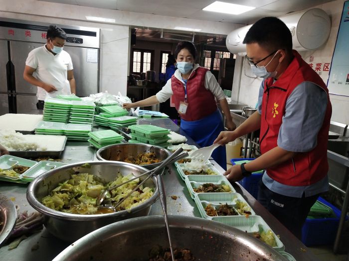4德格税务青年志愿者为隔离人员准备餐食.jpg