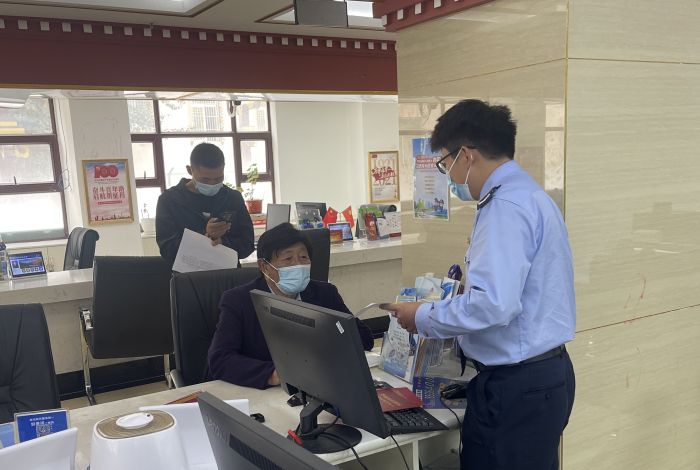 德格税务干部坚守阵地为纳税人办理涉税事项.jpg