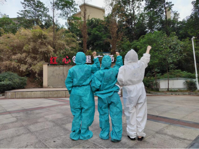泸州农商银行志愿者身穿防护服誓师出征