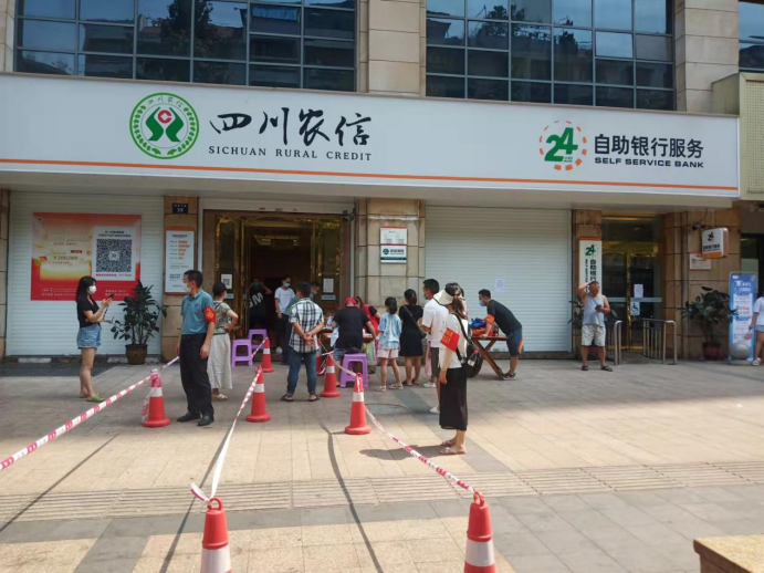 泸州农商银行志愿者在核酸检测点提供贴心服务