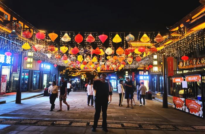 游客夜游荣乐古街。.jpg