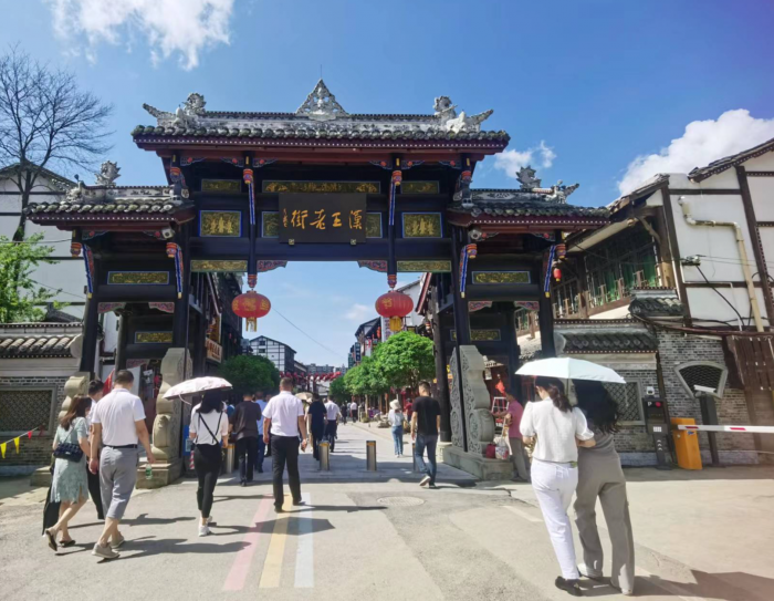 游客走进汉王老街。.jpg