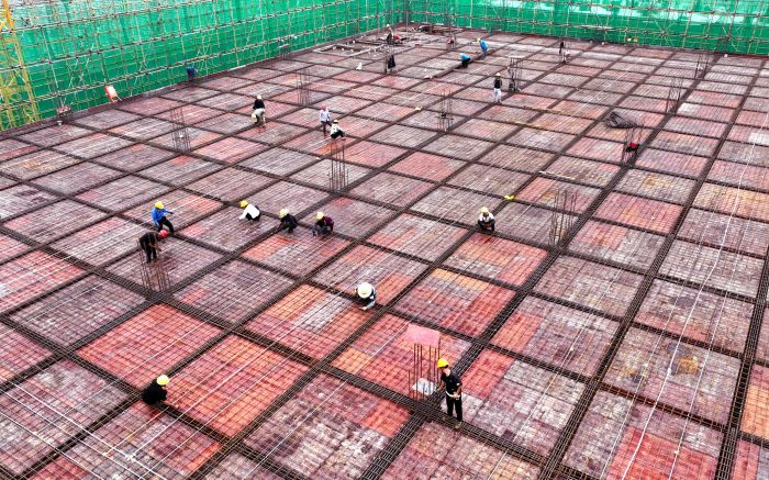 在仁寿县经济开发区标准厂房项目建设现场，工人们正在各自的岗位上忙碌.jpg