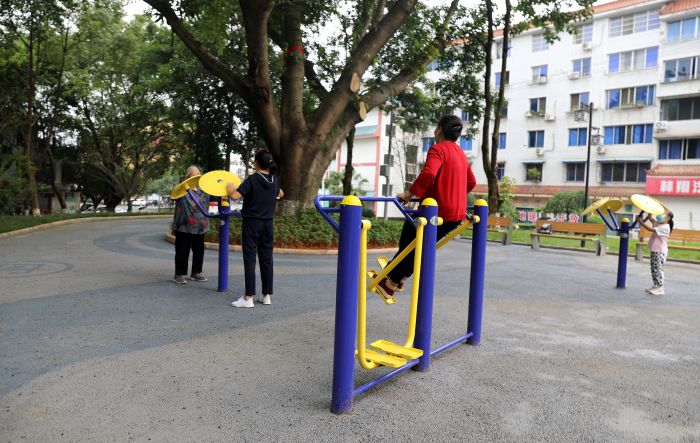 市民在“口袋公园”里健身.JPG