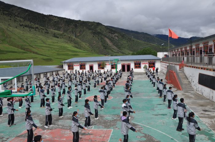 宗萨藏医药师承学院学生课间操.JPG