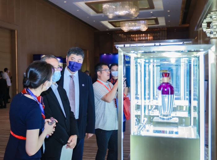 五粮液深厚历史底蕴吸引与会嘉宾驻足观看、听取讲解