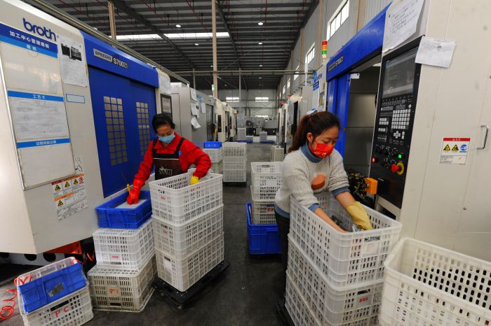 鑫瑞辰精密机械制造有限公司车间内工人们正在抓紧生产.JPG