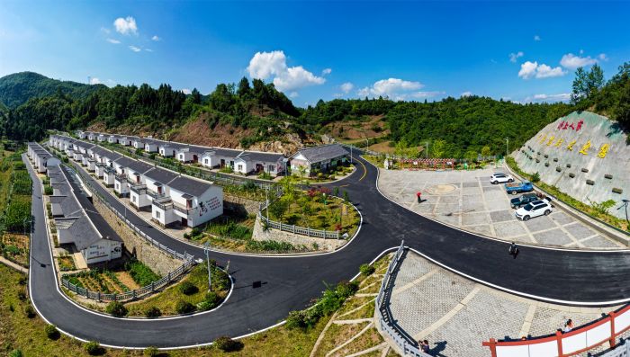 罗圈岩村易地扶贫搬迁安置点  赵辉 摄.jpg