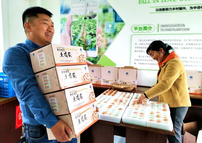 在仁寿县禄加镇中合村供销社合作社，合作社工作人员正在运送网销土鸡蛋.jpg