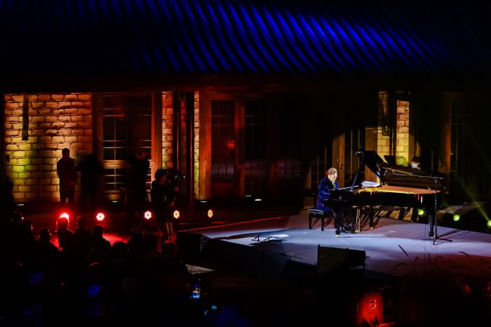 彼德利兹正在忘情演奏《中国随想曲》.jpg