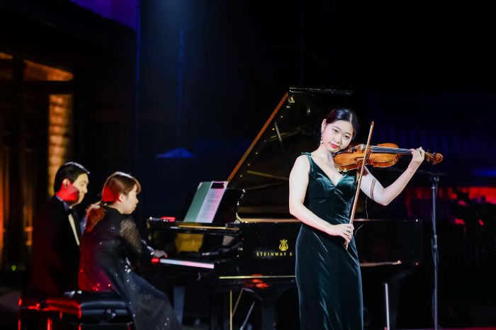 蒋译萱、王湘琦、张溰琁在舞台上共同演奏.jpg