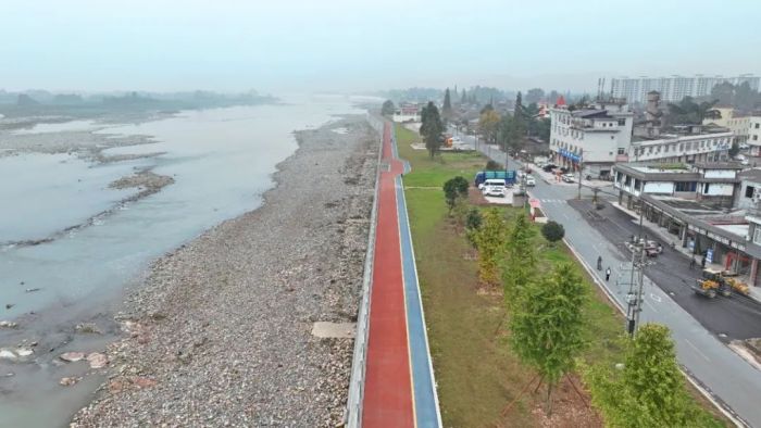 河边“网红路”