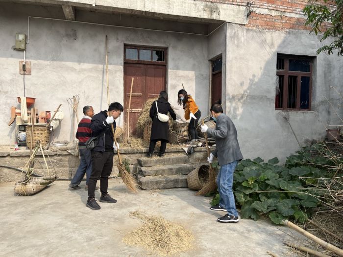 泸县税务局干部到税贫户家走访并帮其打扫卫生.jpg