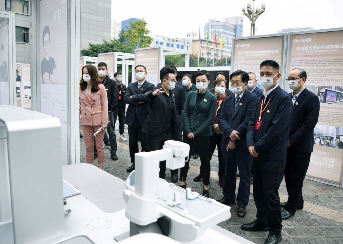 与会嘉宾参观设计展.jpg