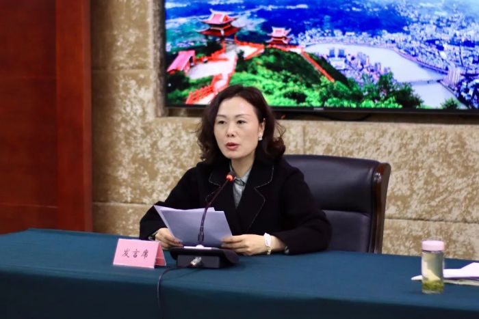 峨边彝族自治县委副书记、县长陈玉秀在会上作交流发言